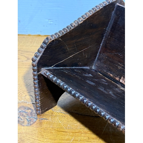 410 - An early 20th century oak bookstand. 38x21x16.5cm.