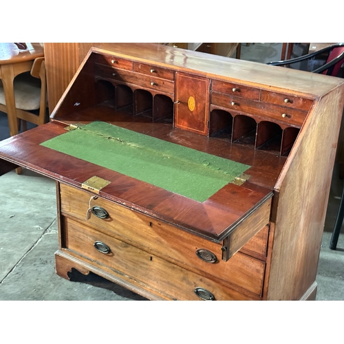 97 - A large George III inlaid mahogany bureau. C.1800. 105x52x103cm.