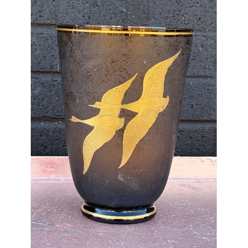 364 - A vintage textured glass vase. 17x24cm.