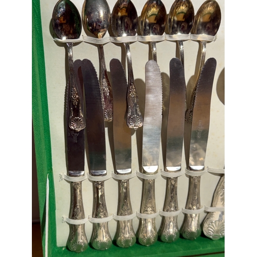 418 - A large canteen of cutlery. 48.5x32.5x6.5cm.