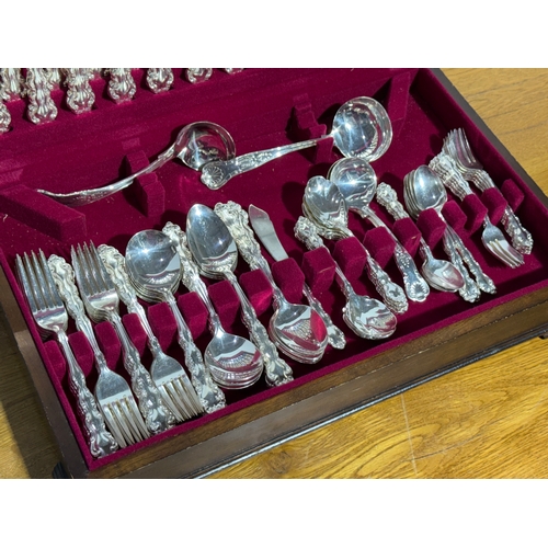 104 - A large canteen of cutlery. 49.5x32x11cm.