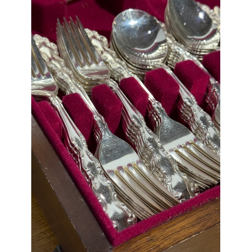 104 - A large canteen of cutlery. 49.5x32x11cm.