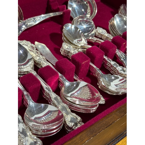 104 - A large canteen of cutlery. 49.5x32x11cm.