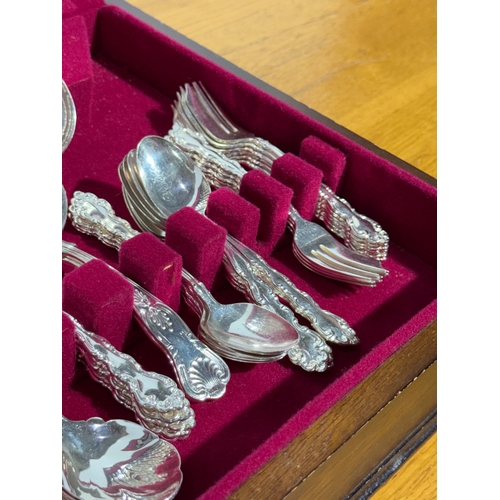 104 - A large canteen of cutlery. 49.5x32x11cm.
