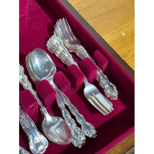 104 - A large canteen of cutlery. 49.5x32x11cm.