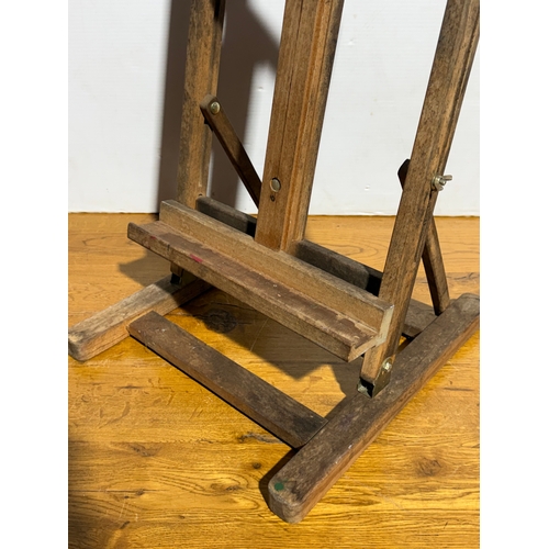 106 - A wooden easel. 34x37x85cm.
