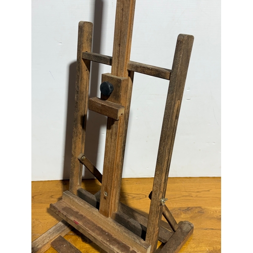 106 - A wooden easel. 34x37x85cm.