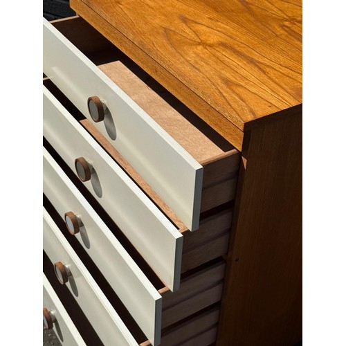 124 - A teak chest of drawers. 69x45x89cm