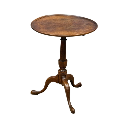 269 - A George III Mahogany and Oak Tilt Top Pedestal Table. C.1780, Late 18th Century. 56x71cm.