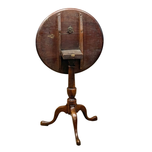 269 - A George III Mahogany and Oak Tilt Top Pedestal Table. C.1780, Late 18th Century. 56x71cm.