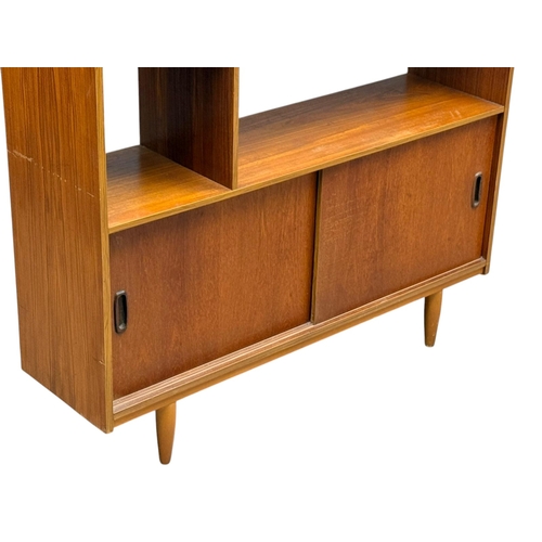 287 - A Teak Room Divider Bookcase. C.1960. 126.5x29.5x174.5cm.