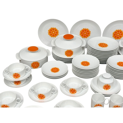 186 - A Large 1970’s Dinner Service by Rosenthal AG, Werk Thomas. 87 pieces.