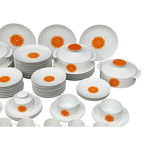 186 - A Large 1970’s Dinner Service by Rosenthal AG, Werk Thomas. 87 pieces.