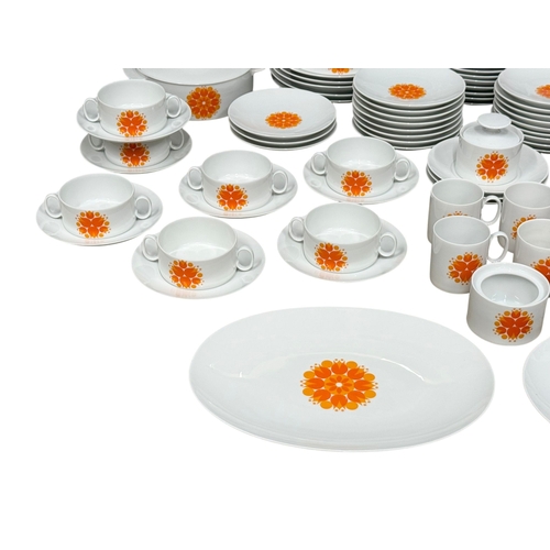 186 - A Large 1970’s Dinner Service by Rosenthal AG, Werk Thomas. 87 pieces.