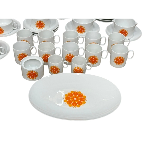 186 - A Large 1970’s Dinner Service by Rosenthal AG, Werk Thomas. 87 pieces.