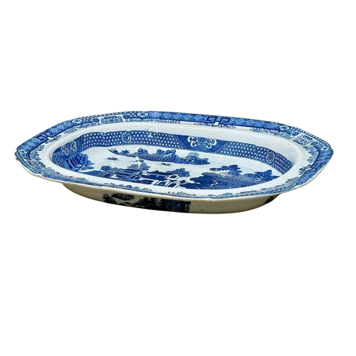 197 - A Large Georgian Transfer Ware Meat Platter. C.1820, Early 19th Century. Probably Spode. 52.5x40x6.5... 