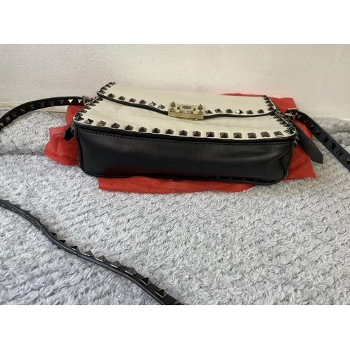 29 - Valentino Bag