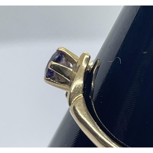 40 - 9ct amethyst ring