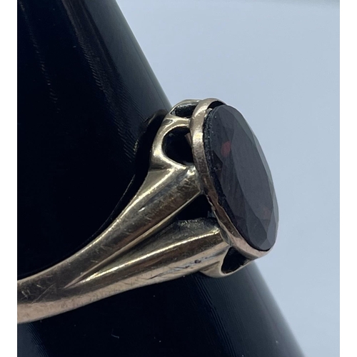 47 - 9ct garnet ring