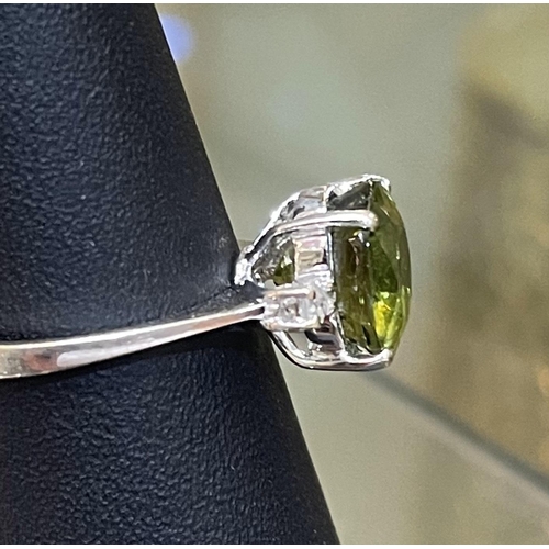 94a - 18ct peridot & diamond ring