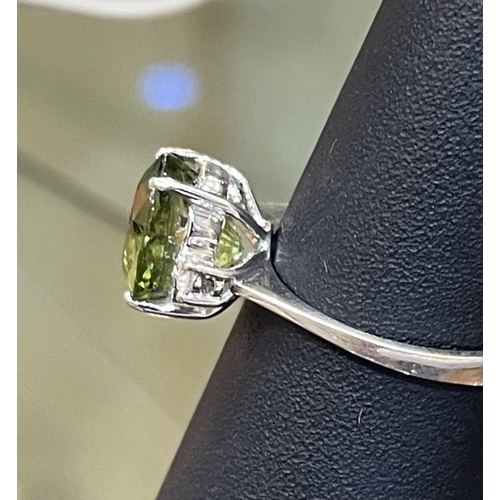 94a - 18ct peridot & diamond ring