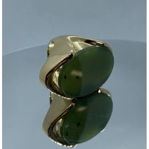 95 - 18ct jade ring