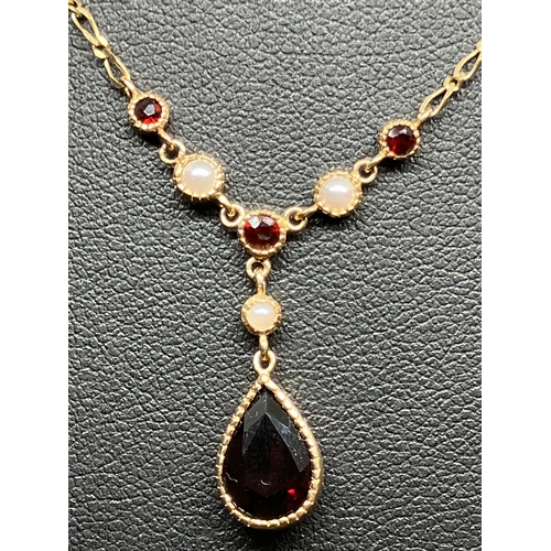 70 - 9ct garnet and pearls necklace