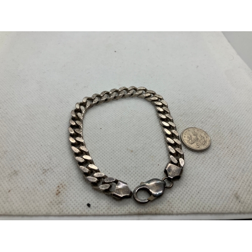 116 - Silver curb bracelet