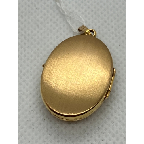 148 - 9ct gold locket with a Amethyst on the front.