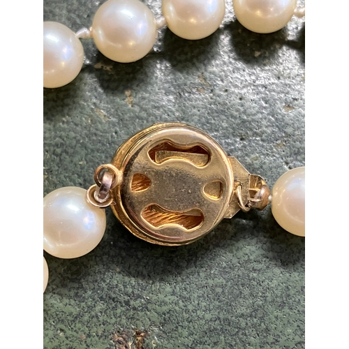 95 - Faux pearl necklace