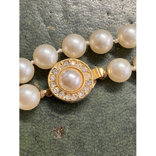 95 - Faux pearl necklace