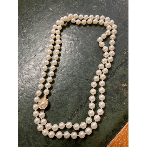 95 - Faux pearl necklace