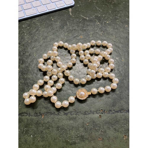 95 - Faux pearl necklace