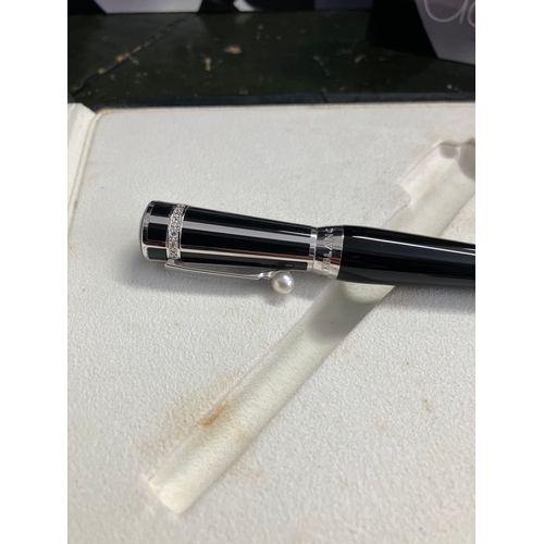 39 - Limited edition Mont Blanc Greta Garbo fountain pen