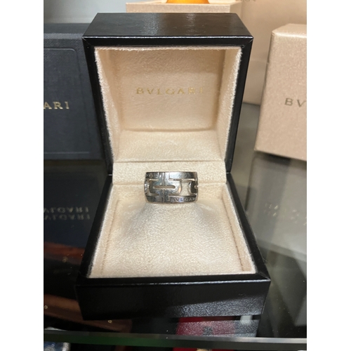 44 - Bvlgari Parentisi 18k ring.