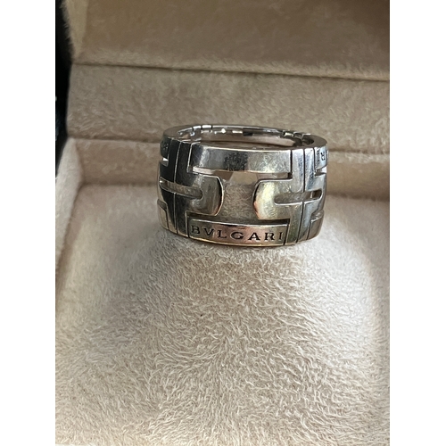 44 - Bvlgari Parentisi 18k ring.