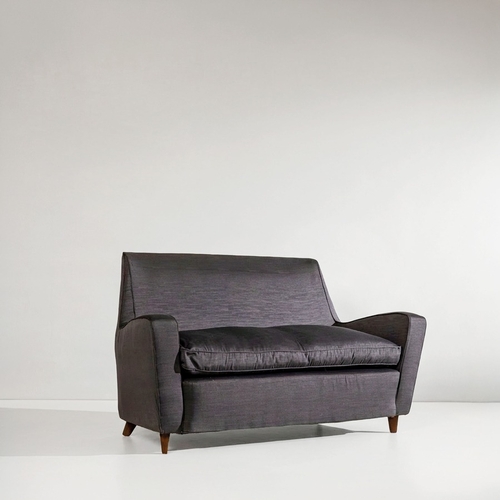 121 - ICO & LUISA PARISIDivano mod.1950.42. Legno di noce, tessuto imbottito. Produzione Ariberto Colombo ... 