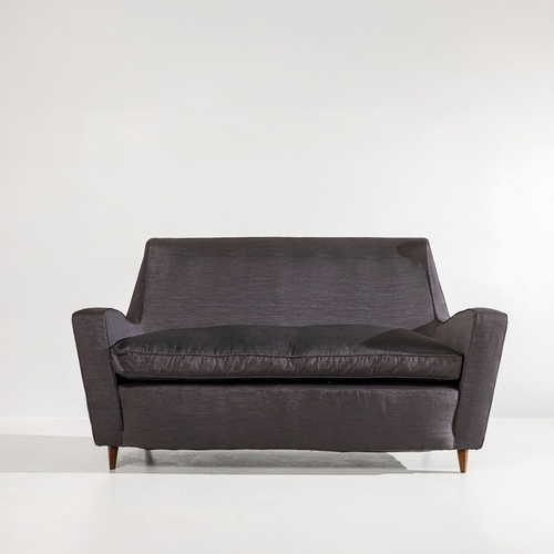 121 - ICO & LUISA PARISIDivano mod.1950.42. Legno di noce, tessuto imbottito. Produzione Ariberto Colombo ... 