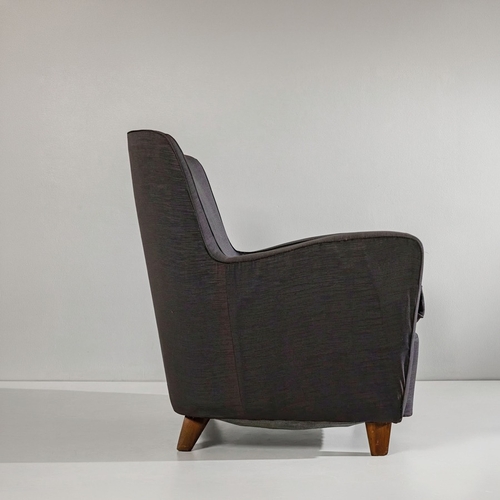 121 - ICO & LUISA PARISIDivano mod.1950.42. Legno di noce, tessuto imbottito. Produzione Ariberto Colombo ... 