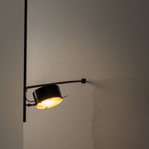 123 - TITO AGNOLILampada da parete per una committenza privata. Ferro verniciato, ottone, perspex opalino,... 