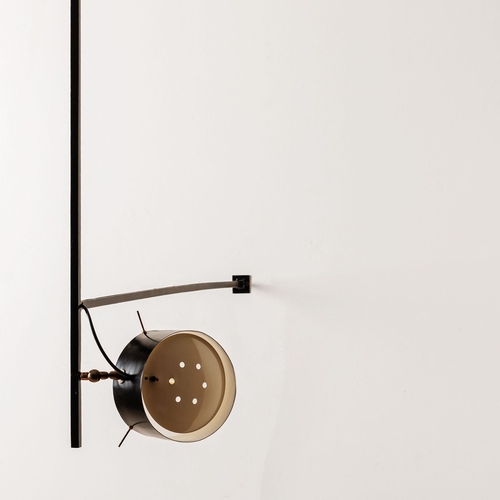 123 - TITO AGNOLILampada da parete per una committenza privata. Ferro verniciato, ottone, perspex opalino,... 