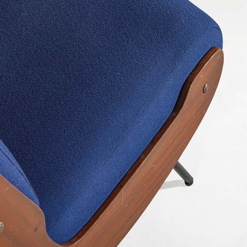 124 - GIANFRANCO FRATTINITre poltrone modulari mod. 836. Compensato lastronato in legno di mogano, metallo... 