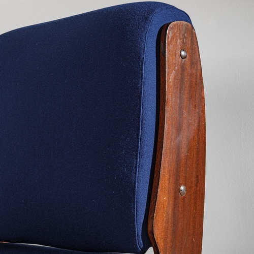 124 - GIANFRANCO FRATTINITre poltrone modulari mod. 836. Compensato lastronato in legno di mogano, metallo... 