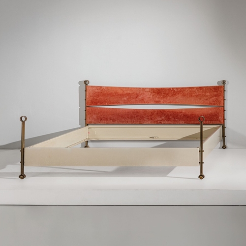 125 - OSVALDO BORSANILetto matrimoniale. Ottone massiccio, metallo verniciato, tessuto. Produzione Tecno ;... 