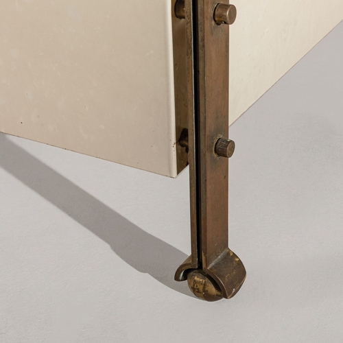 125 - OSVALDO BORSANILetto matrimoniale. Ottone massiccio, metallo verniciato, tessuto. Produzione Tecno ;... 