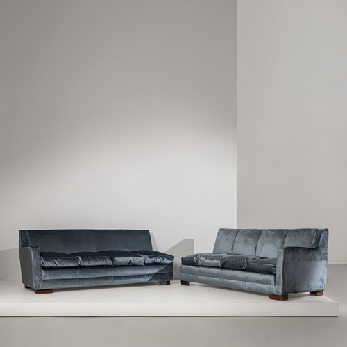 128 - OSVALDO BORSANIDue divani. Legno lavorato, tessuto imbottito. Produzione Arredamenti Borsani Varedo,... 