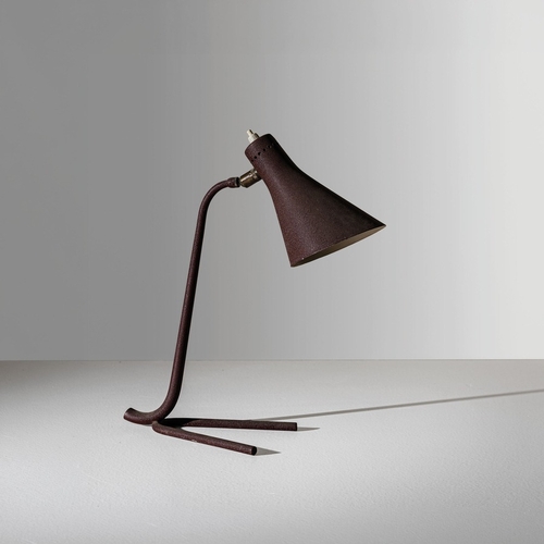 129 - GINO SARFATTILampada da tavolo. Metallo goffrato, alluminio verniciato. Produzione Arteluce, anni '4... 