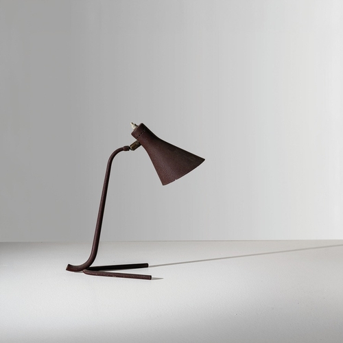 129 - GINO SARFATTILampada da tavolo. Metallo goffrato, alluminio verniciato. Produzione Arteluce, anni '4... 