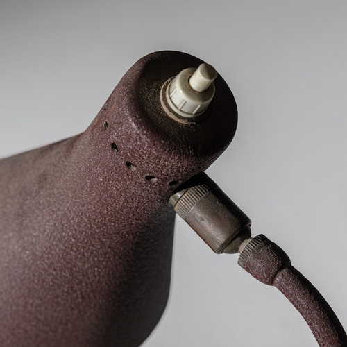 129 - GINO SARFATTILampada da tavolo. Metallo goffrato, alluminio verniciato. Produzione Arteluce, anni '4... 