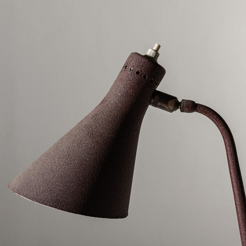 129 - GINO SARFATTILampada da tavolo. Metallo goffrato, alluminio verniciato. Produzione Arteluce, anni '4... 